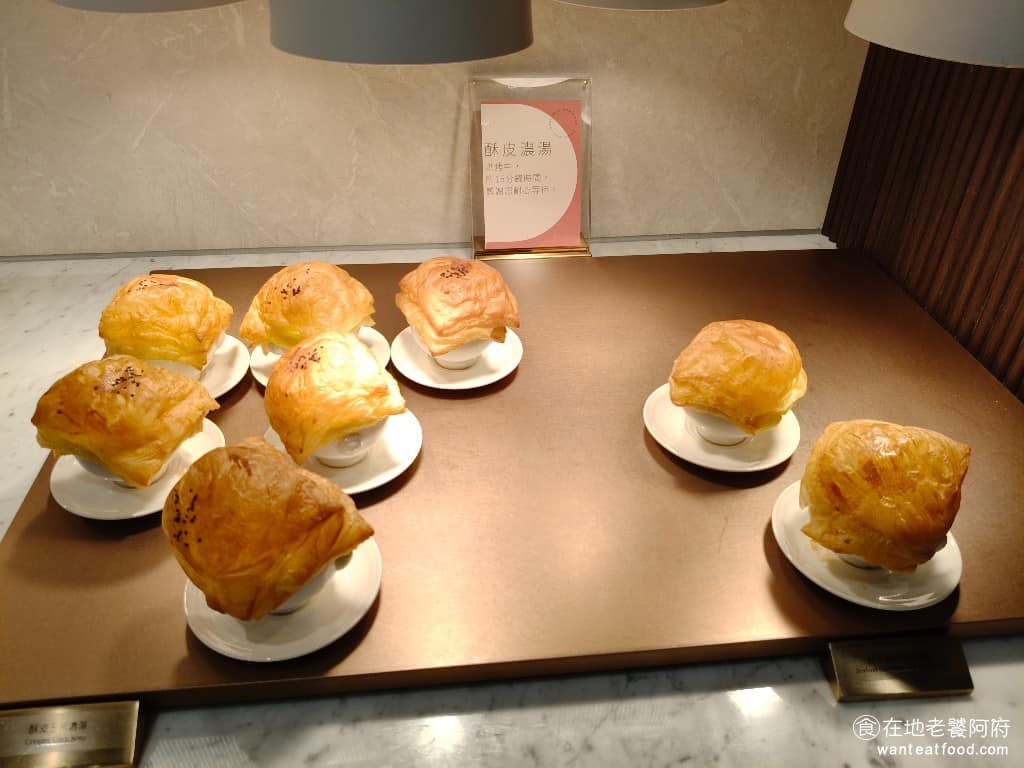 朵頤牛排台北新光站前店 朵頤牛排台北新光站前店菜單 朵頤牛排台北新光站前店推薦 中正區美食 現烤酥皮濃湯 酥皮濃湯其實有兩種口味，左邊是玉米濃湯，右邊是巧達湯。 @在地老饕阿府