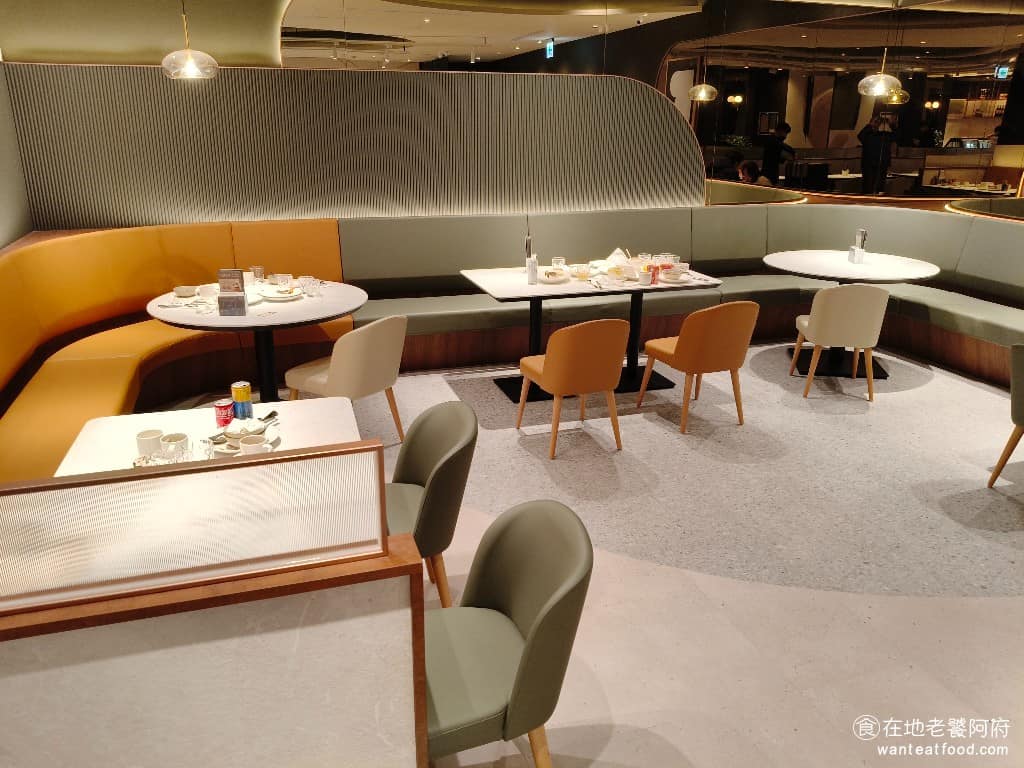 朵頤牛排台北新光站前店 朵頤牛排台北新光站前店菜單 朵頤牛排台北新光站前店推薦 中正區美食 店內用餐空間寬敞明亮，整體走清新裝潢路線的牛排館風格。座位規劃上，桌距不會太擁擠，即使是多人聚餐，也不會感覺壓迫，整體用餐氛圍舒適，適合各種場合的聚會需求，不管是家庭聚餐、朋友聚會，還是商務宴客，都很適合。 @在地老饕阿府