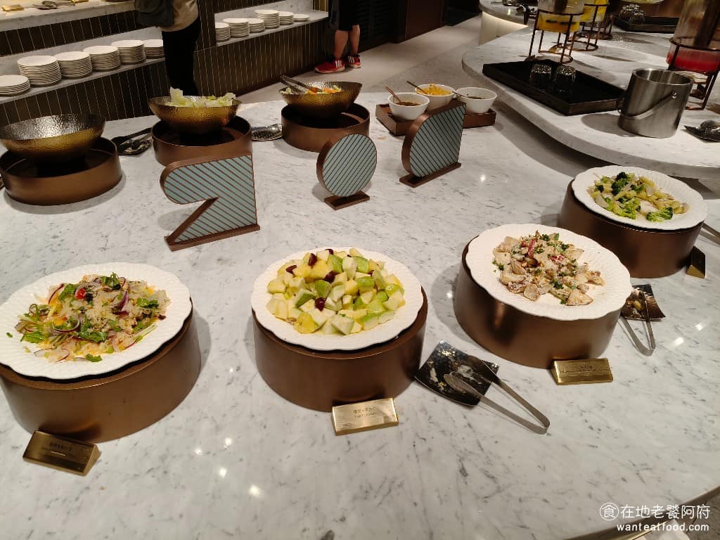 朵頤牛排台北新光站前店 朵頤牛排台北新光站前店菜單 朵頤牛排台北新光站前店推薦 中正區美食 涼菜區 有台式鹽水雞、洋蔥佐辣根醬、優格水果、酸辣海鮮沙拉。種類沒有一般飯店buffet那麼多，但看的出來，每一樣都是精挑細選，而且口味大眾化，是每個人都能接受的菜色，全部吃起來一樣很豐盛。 @在地老饕阿府