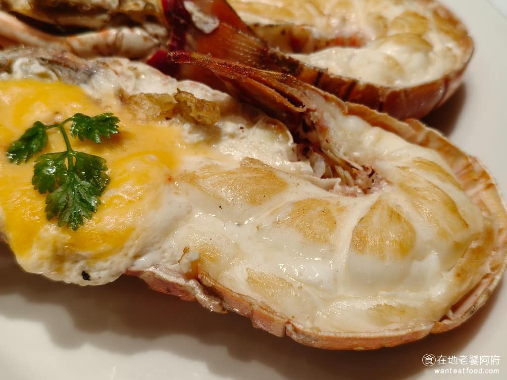 朵頤牛排台北新光站前店 朵頤牛排台北新光站前店菜單 朵頤牛排台北新光站前店推薦 中正區美食 龍蝦的尺寸非常大，一個人吃超級飽足，只是龍蝦肉質感覺烤得有點太硬了，而且非常乾。用湯匙挖肉的時候，也沒有辦法很順利地把肉挖出來，個人吃起來，覺得不太推薦。 @在地老饕阿府