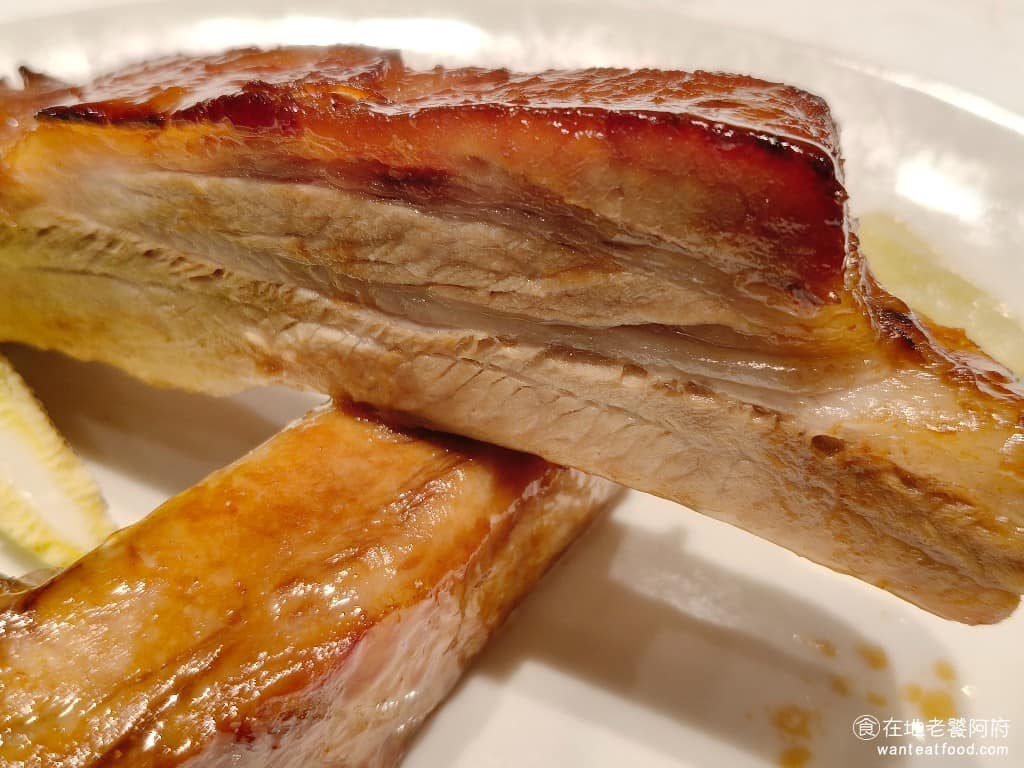 朵頤牛排台北新光站前店 朵頤牛排台北新光站前店菜單 朵頤牛排台北新光站前店推薦 中正區美食 豬肋排吃起來醬香味十足，而且份量也很大，一個人吃兩條肋排，超級飽足。豬肋排的口味偏甜，愛吃甜的人會非常喜歡之外，不過肉質個人還是覺得有點偏硬了。 @在地老饕阿府