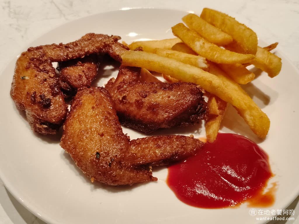 朵頤牛排台北新光站前店 朵頤牛排台北新光站前店菜單 朵頤牛排台北新光站前店推薦 中正區美食 原本還想說，炸物的種類有點少，但吃了這兩樣後都還蠻滿意的，炸雞翅非常好吃，外皮酥脆雞肉軟嫩，而且蒜味十足，好吃到我一個人就吃了六隻，薯條炸得也很酥脆，而且都是現炸出爐，吃起來都是熱的。 @在地老饕阿府