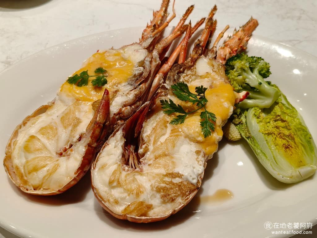 朵頤牛排台北新光站前店 朵頤牛排台北新光站前店菜單 朵頤牛排台北新光站前店推薦 中正區美食 極饗龍蝦佐海膽白酒醬 經過高溫炙燒，烤出龍蝦本身的香氣，新鮮龍蝦肉質彈牙，而且帶有脆感。 @在地老饕阿府