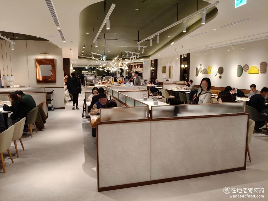 朵頤牛排台北新光站前店 朵頤牛排台北新光站前店菜單 朵頤牛排台北新光站前店推薦 中正區美食 《朵頤牛排台北新光站前店》最大特色就是，只要點一份主餐，就能同時享用超過 80 道百匯自助吧，最低 728 元起，就能吃到美國 Prime 等級牛排，甚至還有龍蝦海陸雙饗可以選。 @在地老饕阿府