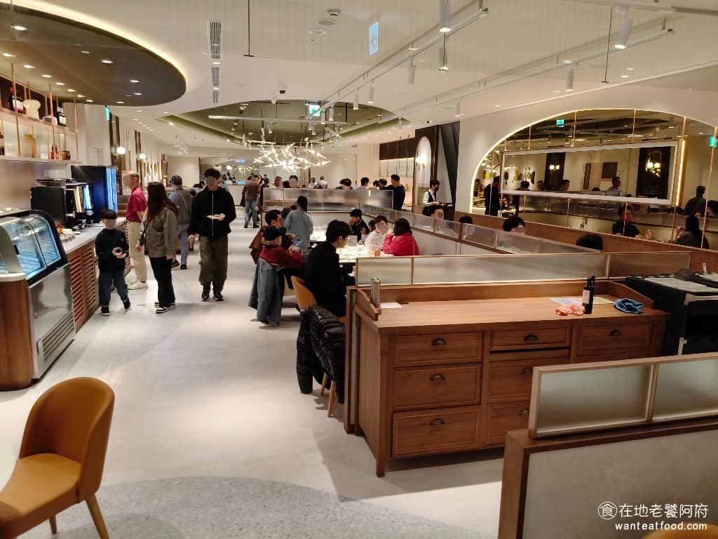 朵頤牛排台北新光站前店 朵頤牛排台北新光站前店菜單 朵頤牛排台北新光站前店推薦 中正區美食 不像傳統牛排館只有固定附餐，朵頤牛排的百匯餐台提供超過超多道料理，從沙拉、前菜、熱配菜、Pizza，到主食、湯品、甜點飲品通通有，還有超多種冰淇淋口味可以吃。 @在地老饕阿府