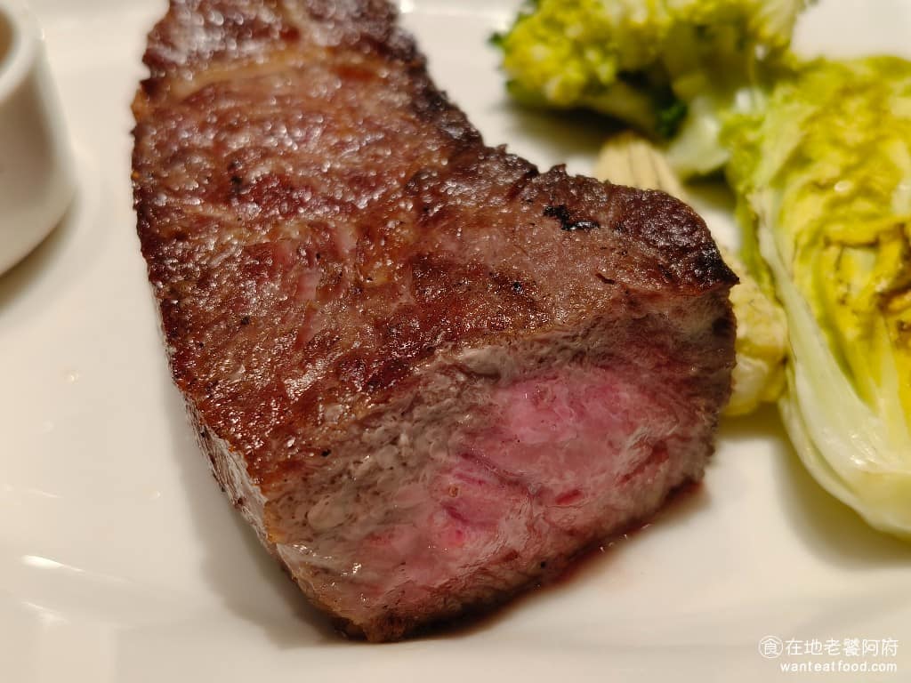 朵頤牛排台北新光站前店 朵頤牛排台北新光站前店菜單 朵頤牛排台北新光站前店推薦 中正區美食 相比於牛小排，肋眼牛排就好吃很多，吃下去肉質軟嫩、入口即化，推薦可以點這個，只不過肋眼的價格會比牛小排貴個 200 塊。 @在地老饕阿府