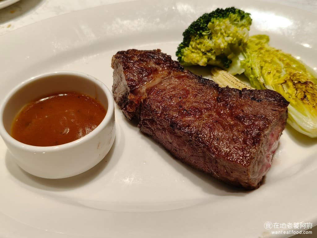 朵頤牛排台北新光站前店 朵頤牛排台北新光站前店菜單 朵頤牛排台北新光站前店推薦 中正區美食 美國Prime肋眼牛排 用高溫烹調，鎖住肉汁，讓油脂和肉香完美融合，外表經過燒烤，帶有焦香味。 @在地老饕阿府