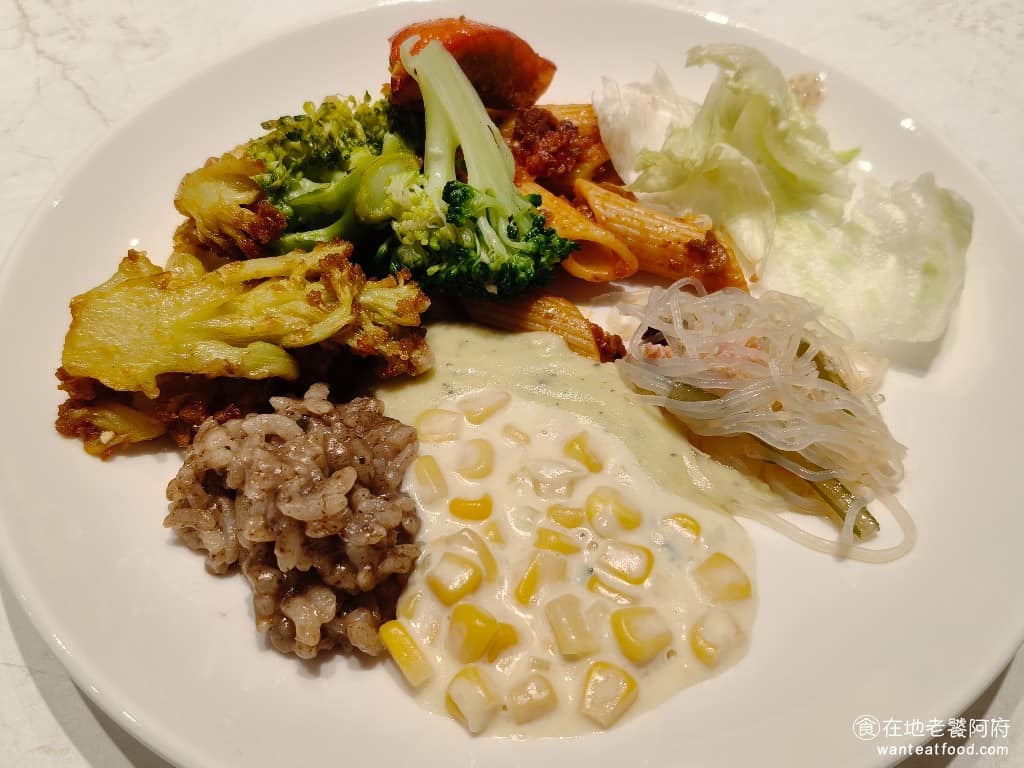 朵頤牛排台北新光站前店 朵頤牛排台北新光站前店菜單 朵頤牛排台北新光站前店推薦 中正區美食 松露燉飯和奶油玉米都做得非常有水準，雖然《朵頤牛排 台北新光站前店》主打的是排餐，但搭配的自助吧，每一樣味道都料理得很不錯。 @在地老饕阿府