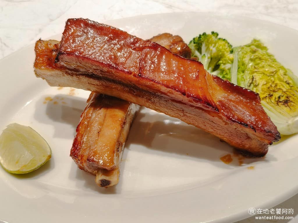 朵頤牛排台北新光站前店 朵頤牛排台北新光站前店菜單 朵頤牛排台北新光站前店推薦 中正區美食 味噌焦糖豬肋排 是嚴選台灣在地豬肋排，以低溫燉煮，刷上特調醬汁，再用高溫燒烤，烤出焦糖外衣。 @在地老饕阿府