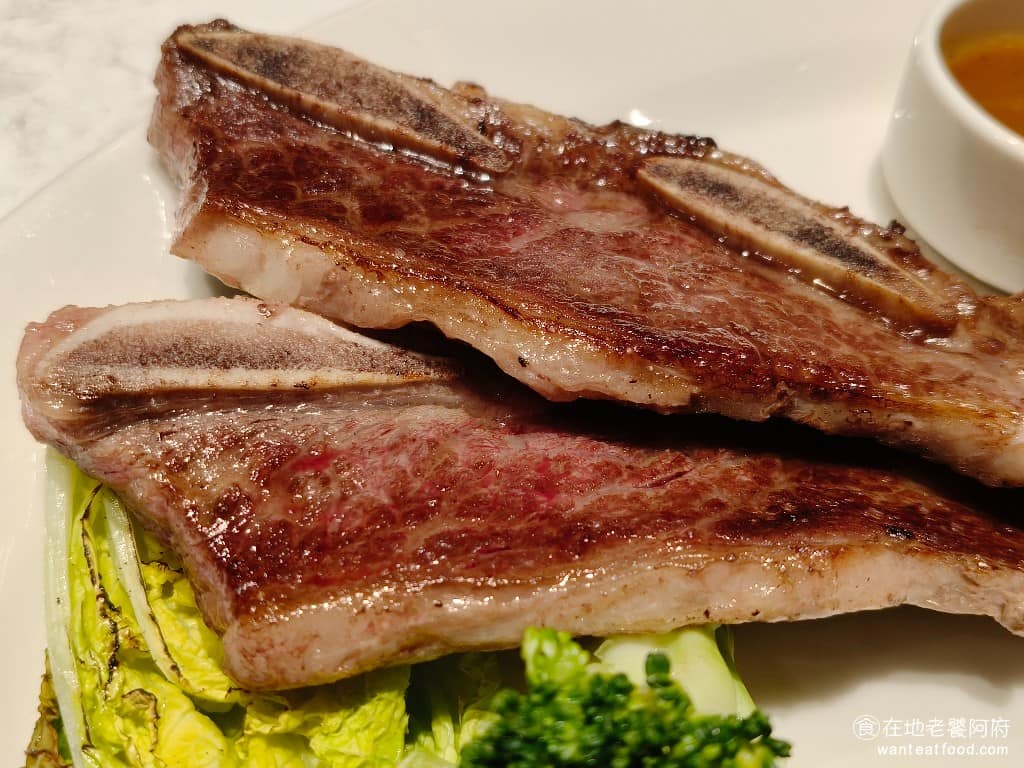 朵頤牛排台北新光站前店 朵頤牛排台北新光站前店菜單 朵頤牛排台北新光站前店推薦 中正區美食 牛小排在點餐的時候，服務人員就有告知會帶有韌性，但我們還是點了，結果吃起來，真的超級硬。味道是不差，但就是太硬了，怕硬的人不要點，不過很奇怪，通常牛小排，肉質應該是偏軟的才對。 @在地老饕阿府