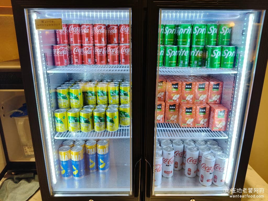 朵頤牛排台北新光站前店 朵頤牛排台北新光站前店菜單 朵頤牛排台北新光站前店推薦 中正區美食 飲料櫃有可樂、雪碧、檸檬紅茶、蘋果汁、無糖可樂和檸檬氣泡水。 @在地老饕阿府