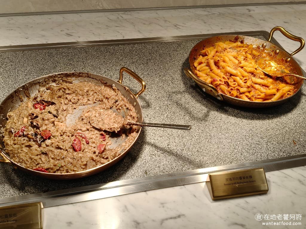 朵頤牛排台北新光站前店 朵頤牛排台北新光站前店菜單 朵頤牛排台北新光站前店推薦 中正區美食 熱食區有黑松露燉飯，和波隆那肉醬焗管麵，西班牙烘蛋、奶油玉米、現烤披薩等。 @在地老饕阿府