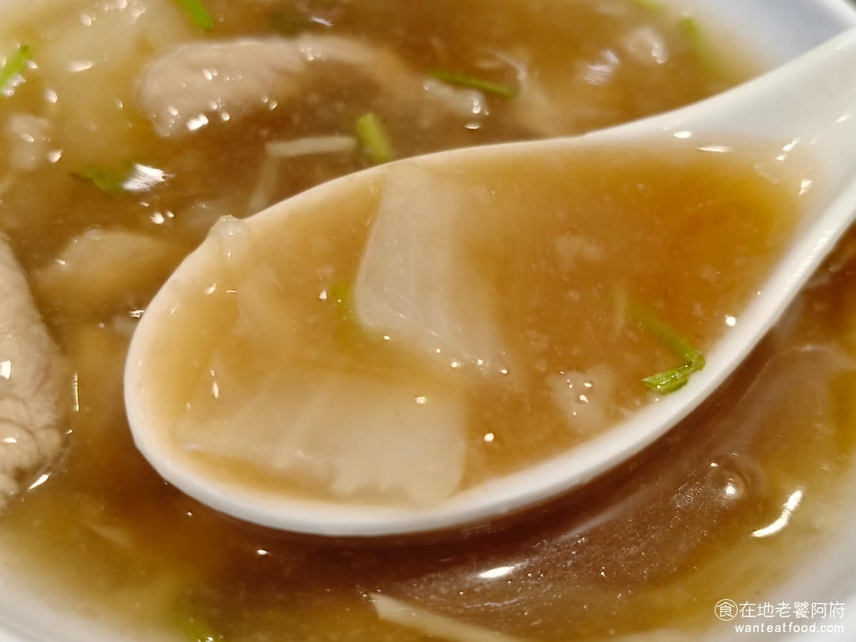 阿華圓環肉羹 阿華圓環肉羹菜單 阿華圓環肉羹推薦 內湖區美食 內湖美食 港墘美食 台灣小吃 肉羹 湯頭口味偏甜,喝得到勾芡,因為煮了不少的白菜,所以也喝得到蔬菜的甜味,可以把湯直接拌到飯裡去,變成肉羹飯湯也很不錯。 @在地老饕阿府