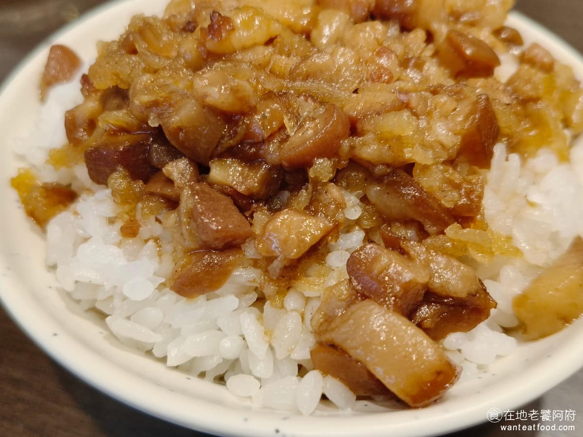 阿華圓環肉羹 阿華圓環肉羹菜單 阿華圓環肉羹推薦 內湖區美食 內湖美食 港墘美食 台灣小吃 肉羹 滷肉飯表現得真的很不錯,肉燥很入味,白飯也煮得粒粒分明,飯的底部滷汁也加得很多,香氣也有,算是有水準。 @在地老饕阿府