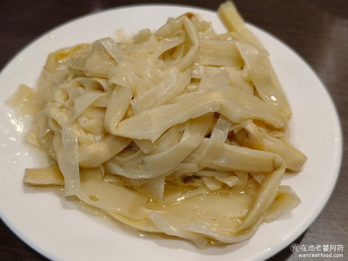 阿華圓環肉羹 阿華圓環肉羹菜單 阿華圓環肉羹推薦 內湖區美食 內湖美食 港墘美食 台灣小吃 肉羹 滷筍絲 份量給得蠻多的,筍絲吃起來沒什麼酸味,口感非常的脆,味道上沒什麼特別,最大的缺點就是吃起來有一點油膩,而且某一些部分纖維吃起來比較硬。 @在地老饕阿府