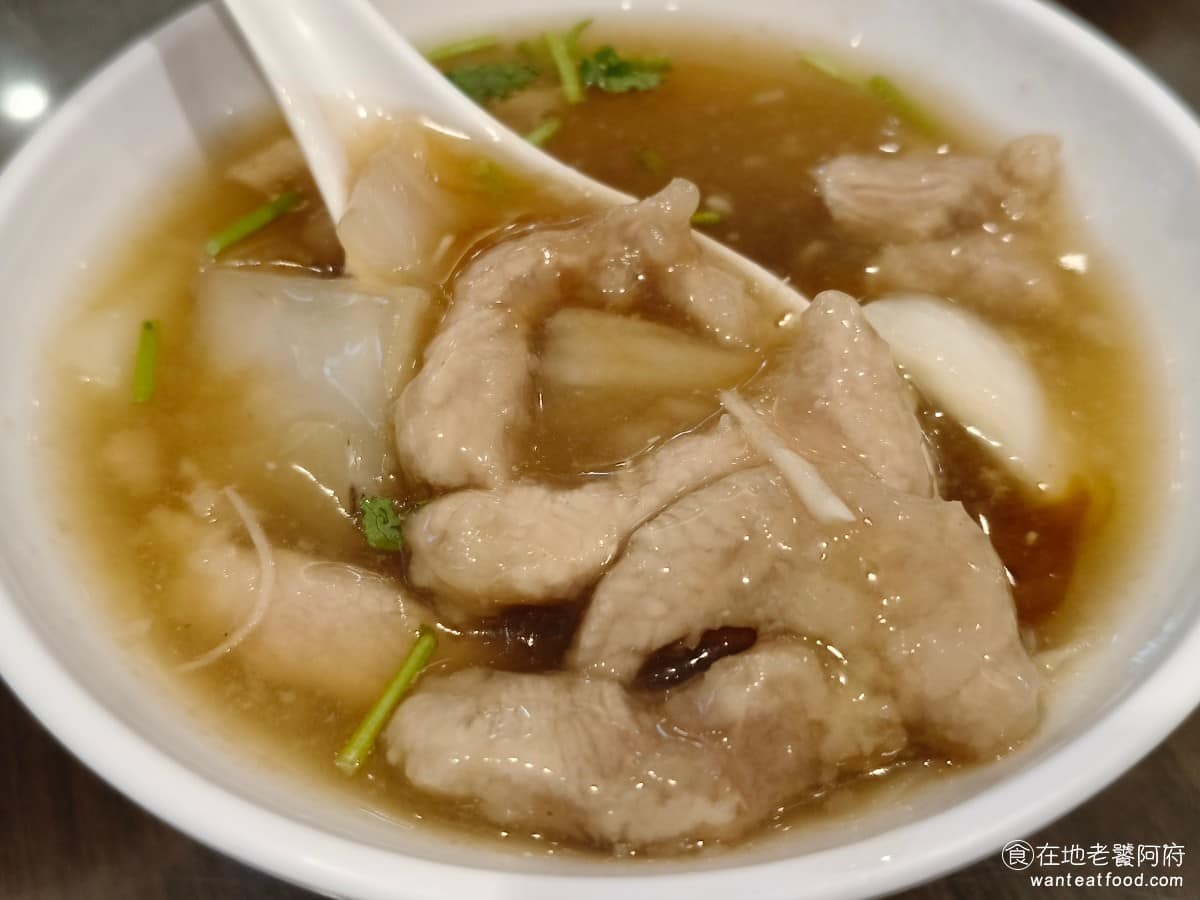 阿華圓環肉羹 阿華圓環肉羹菜單 阿華圓環肉羹推薦 內湖區美食 內湖美食 港墘美食 台灣小吃 肉羹 裡面的肉條給得很多,滿滿一碗,旁邊還有搭配竹筍和大白菜,吃起來料多豐富。 @在地老饕阿府