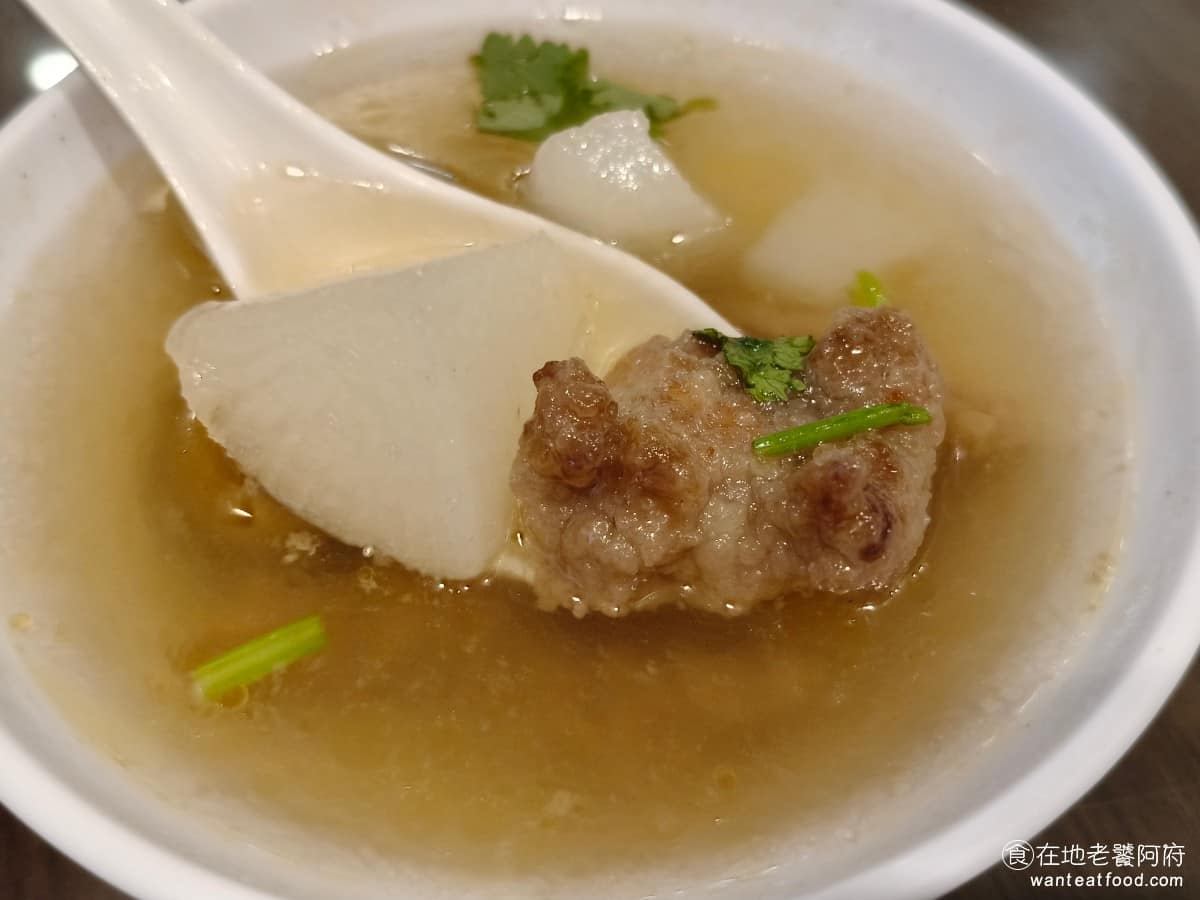 阿華圓環肉羹 阿華圓環肉羹菜單 阿華圓環肉羹推薦 內湖區美食 內湖美食 港墘美食 台灣小吃 肉羹 排骨酥給的很多,旁邊還有搭配一些蘿蔔,排骨酥吃了一口後,發現肉質超級軟嫩,比肉羹的肉條還軟,白蘿蔔也不會煮得太爛。 @在地老饕阿府