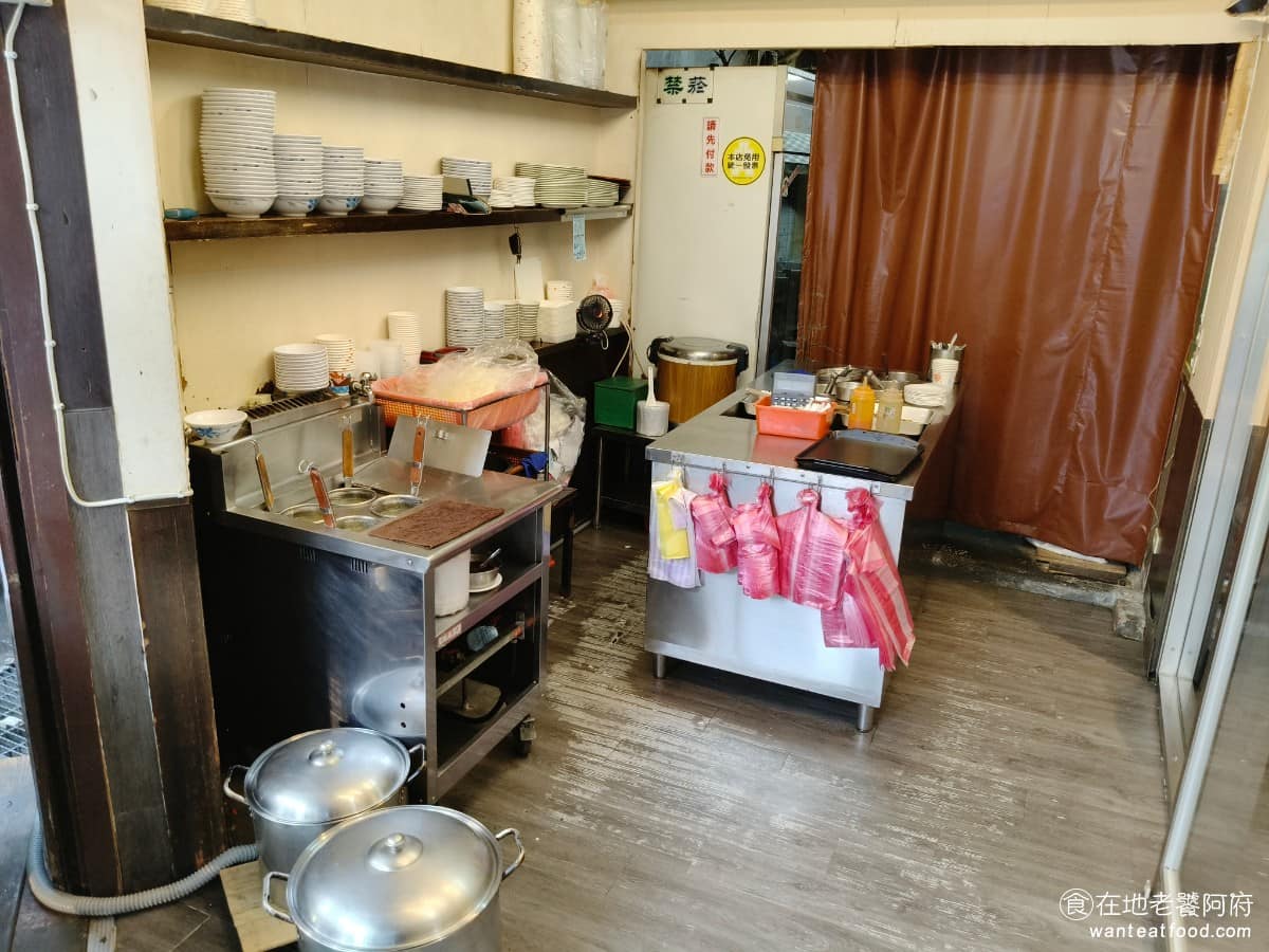 阿華圓環肉羹 阿華圓環肉羹菜單 阿華圓環肉羹推薦 內湖區美食 內湖美食 港墘美食 台灣小吃 肉羹 《阿華圓環肉羹》這個名字其實跟台北早期知名的建成圓環有點淵源。當年圓環聚集了不少小吃老店,肉羹師傅們,就是在那樣的環境裡練出一身功夫。後來,徒弟陸續出來開店,也把這個招牌名稱沿用下去,所以現在台北,其實有好幾間名字都叫圓環肉羹的店。 @在地老饕阿府