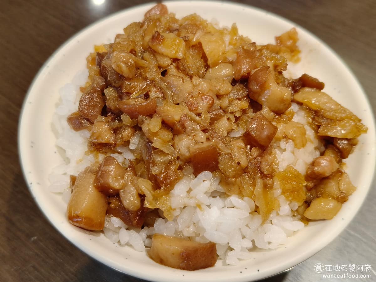 阿華圓環肉羹 阿華圓環肉羹菜單 阿華圓環肉羹推薦 內湖區美食 內湖美食 港墘美食 台灣小吃 肉羹 滷肉飯 滷汁鹹中帶一點甜,肉燥的肥肉比例偏高,膠質也重,吃完之後,嘴唇會有點黏黏的感覺,但不會覺得太油膩。 @在地老饕阿府