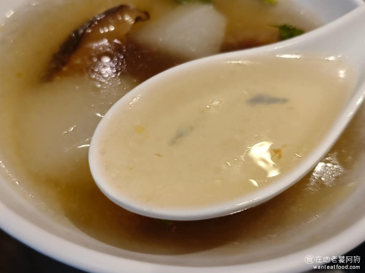 阿華圓環肉羹 阿華圓環肉羹菜單 阿華圓環肉羹推薦 內湖區美食 內湖美食 港墘美食 台灣小吃 肉羹 排骨酥湯頭喝起來非常的鮮甜,味道清爽完全不會太重口,湯頭喝得到滿滿的蘿蔔,以及香菇的香氣,個人覺得味道比肉羹湯還棒,推薦優先點這碗。 @在地老饕阿府