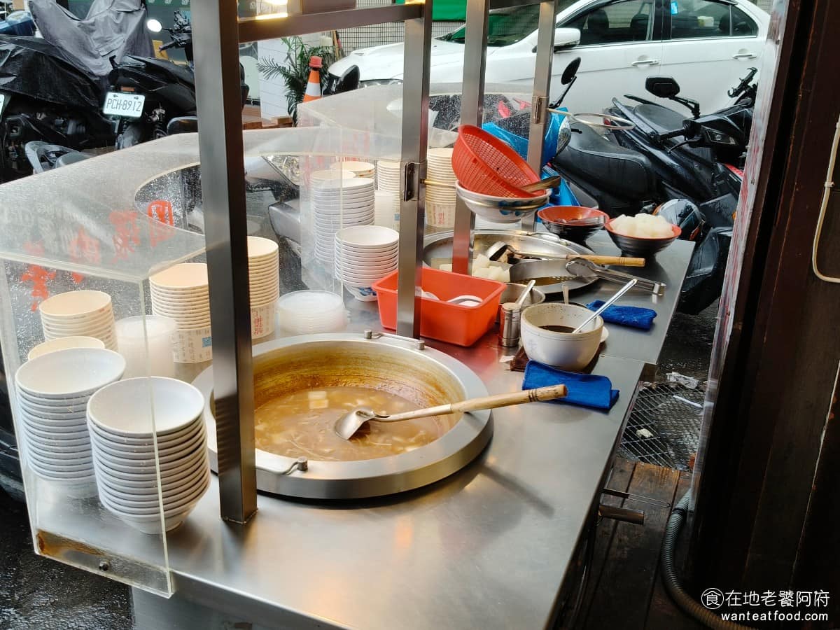 阿華圓環肉羹 阿華圓環肉羹菜單 阿華圓環肉羹推薦 內湖區美食 內湖美食 港墘美食 台灣小吃 肉羹 《阿華圓環肉羹》走的是傳統小吃店的路線,肉羹、滷肉飯、便當、麵類一次備齊,服務的客群主要是附近上班族與周邊居民,中午用餐時間最為熱鬧。 @在地老饕阿府