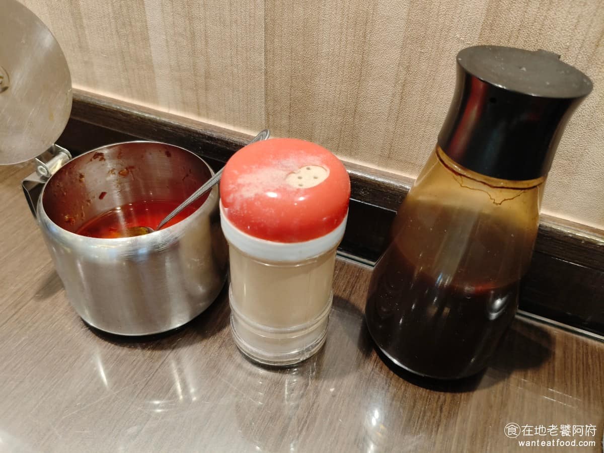 阿華圓環肉羹 阿華圓環肉羹菜單 阿華圓環肉羹推薦 內湖區美食 內湖美食 港墘美食 台灣小吃 肉羹 桌上放置三種調味料,有黑醋、辣椒、和胡椒粉。 @在地老饕阿府