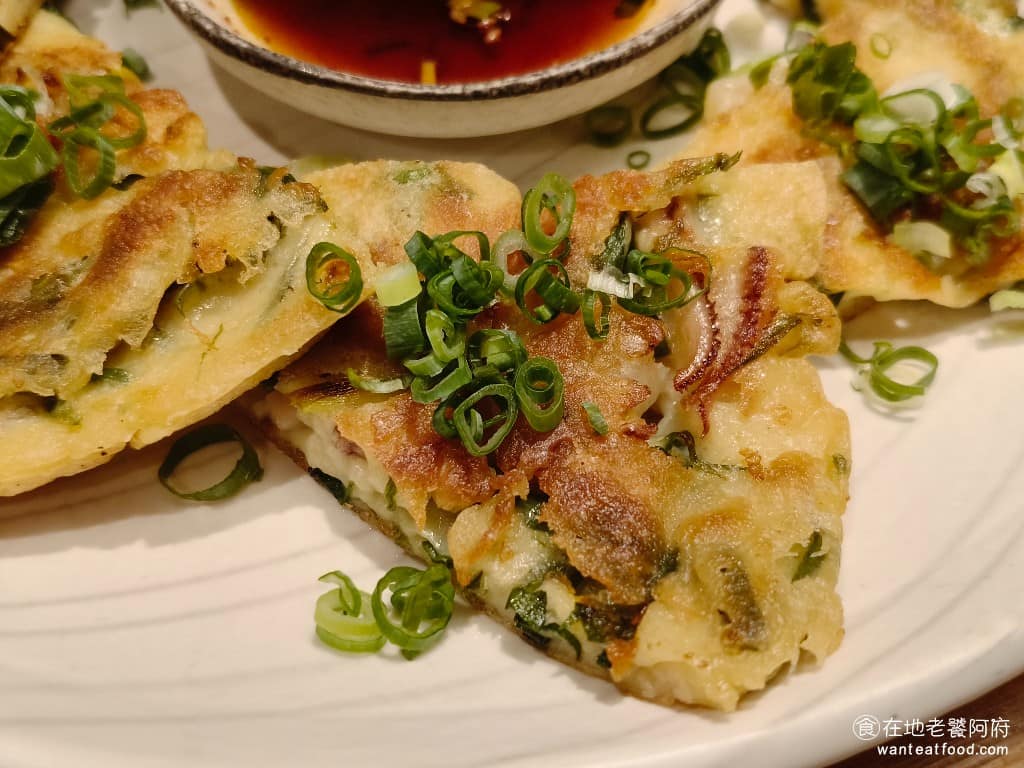燒肉の名門赤虎信義安和店 燒肉の名門赤虎信義安和店菜單 燒肉の名門赤虎信義安和店推薦 但這裡的海鮮烤餅，如果和其他韓式連鎖餐廳相比，會覺得口感上差了一點，因為餅皮不夠脆，而且麵糰吃起來太鬆散了。 @在地老饕阿府