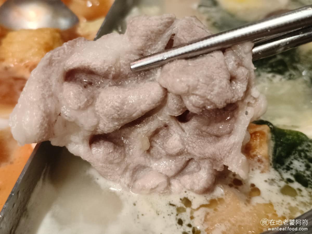 涮乃葉汐止遠雄店 涮乃葉汐止遠雄店菜單 涮乃葉汐止遠雄店推薦 汐止區美食 汐止美食 豬梅花很大一片,肉質非常扎實,吃起來也不會太硬,只不過會吃到一點點的豬肉腥味,不是很喜歡。 @在地老饕阿府