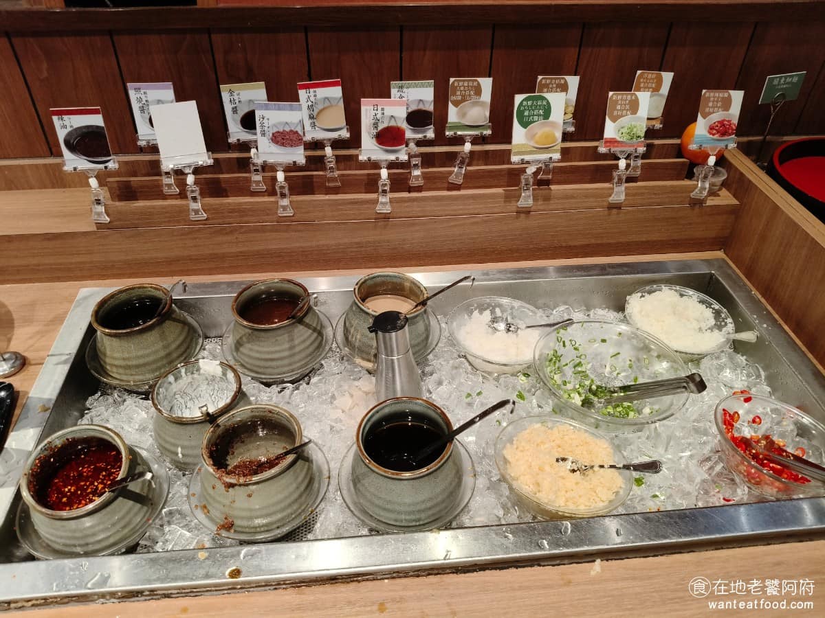 涮乃葉汐止遠雄店 涮乃葉汐止遠雄店菜單 涮乃葉汐止遠雄店推薦 汐止區美食 汐止美食 醬料區 種類不少,有提供照燒醬、金桔醬、日式胡麻醬、日式醬油、沙茶醬、辣油,旁邊還有大蒜泥、青蔥、辣椒、洋蔥碎,上面還有標示:大蒜泥適合搭配日式醬油,洋蔥醬適合搭配照燒醬。 @在地老饕阿府