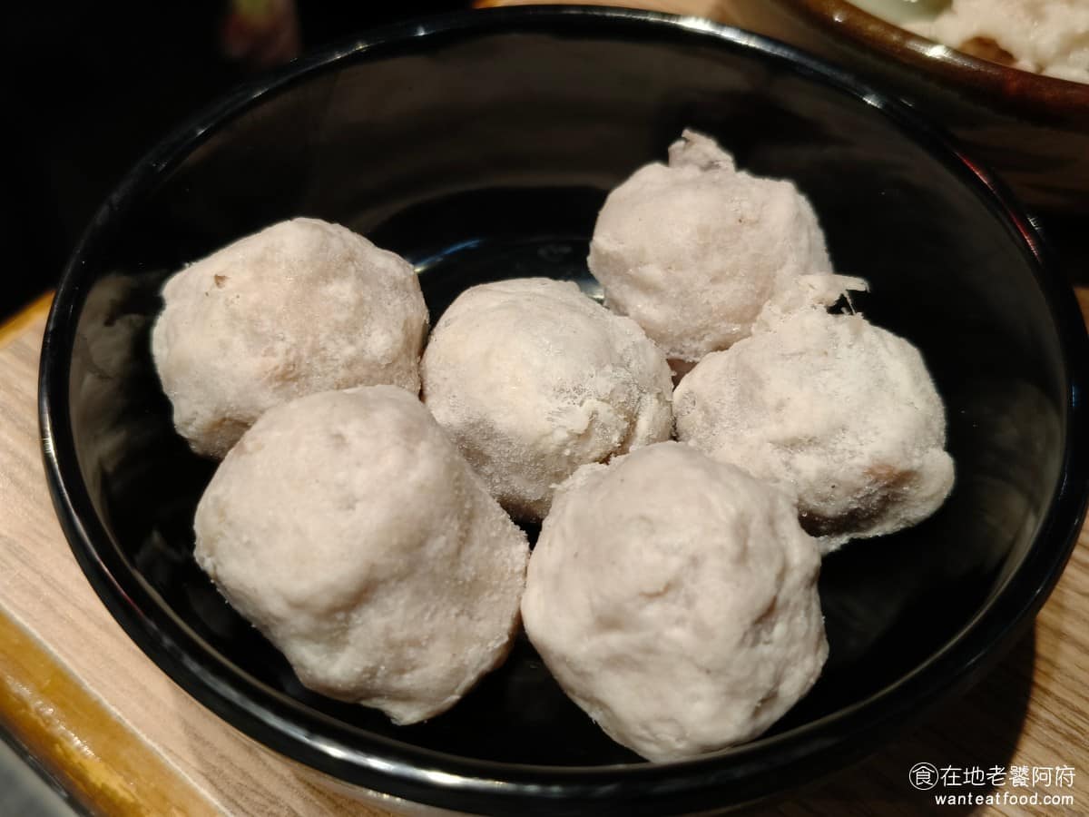 涮乃葉汐止遠雄店 涮乃葉汐止遠雄店菜單 涮乃葉汐止遠雄店推薦 汐止區美食 汐止美食 櫻桃鴨肉丸 因為這裡的火鍋料種類比較少,所以加點了這份櫻桃鴨肉丸,吃起來尚可,但這樣要 100 塊,也不算特好吃,所以加點倒是不建議。 @在地老饕阿府