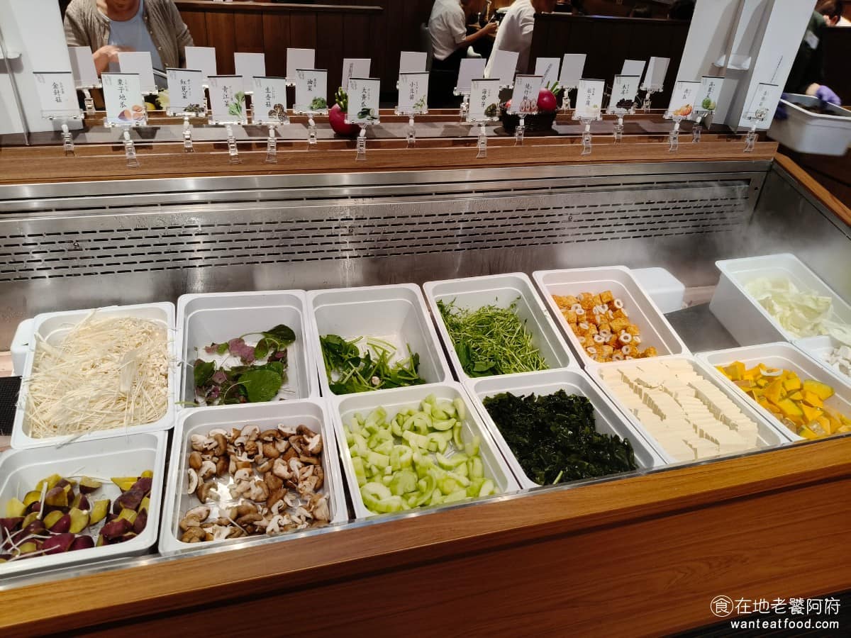 涮乃葉汐止遠雄店 涮乃葉汐止遠雄店菜單 涮乃葉汐止遠雄店推薦 汐止區美食 汐止美食 蔬菜區 涮乃葉自助吧的種類,感覺比以前更豐富了,有提供豆芽菜、空心菜、凍豆腐、甜不辣、蒟蒻、洋蔥、年糕、木耳、芋頭、番茄、泡菜、高麗菜、蚵仔白菜。 @在地老饕阿府