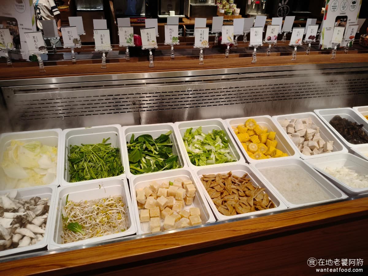 涮乃葉汐止遠雄店 涮乃葉汐止遠雄店菜單 涮乃葉汐止遠雄店推薦 汐止區美食 汐止美食 另外一邊也是蔬菜區,有提供海帶芽、板豆腐、南瓜、杏鮑菇、燒竹輪、小豆苗、生香菇、青江菜、紅莧菜、金針菇、冬瓜、白蘿蔔、山東白菜。 @在地老饕阿府