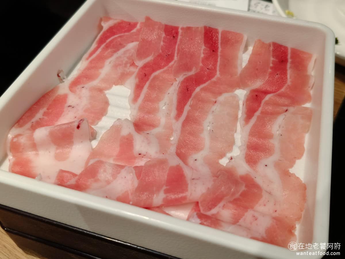 涮乃葉汐止遠雄店 涮乃葉汐止遠雄店菜單 涮乃葉汐止遠雄店推薦 汐止區美食 汐止美食 國產五花豬肉 油脂比梅花豬多一些,肥瘦比例算抓得不錯,涮起來不會過油,吃得出豬肉本身的香氣。 @在地老饕阿府