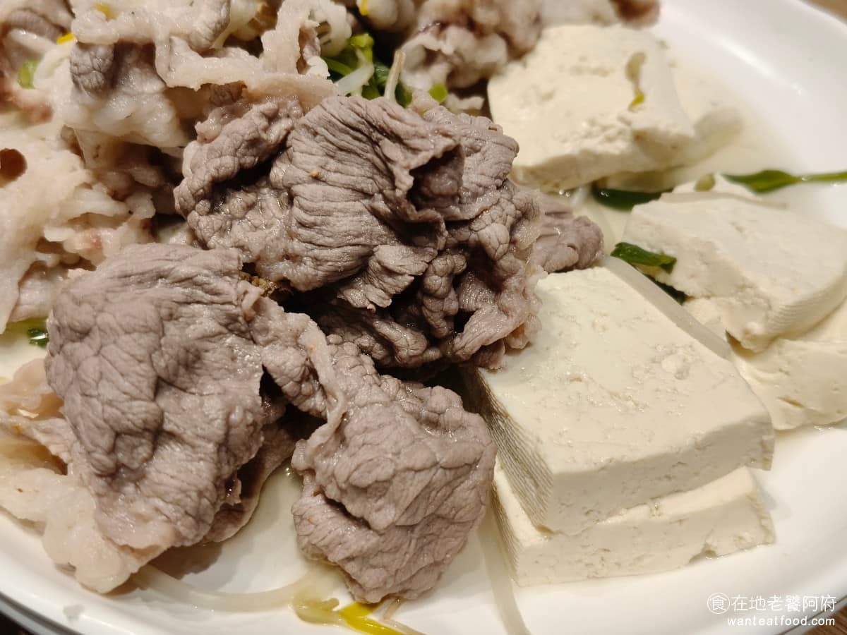 涮乃葉汐止遠雄店 涮乃葉汐止遠雄店菜單 涮乃葉汐止遠雄店推薦 汐止區美食 汐止美食 安格斯黑毛牛肉 油花分佈比一般紐澳牛肉明顯,涮起來口感較軟嫩,喜歡吃牛的人可以優先選這個等級。 @在地老饕阿府