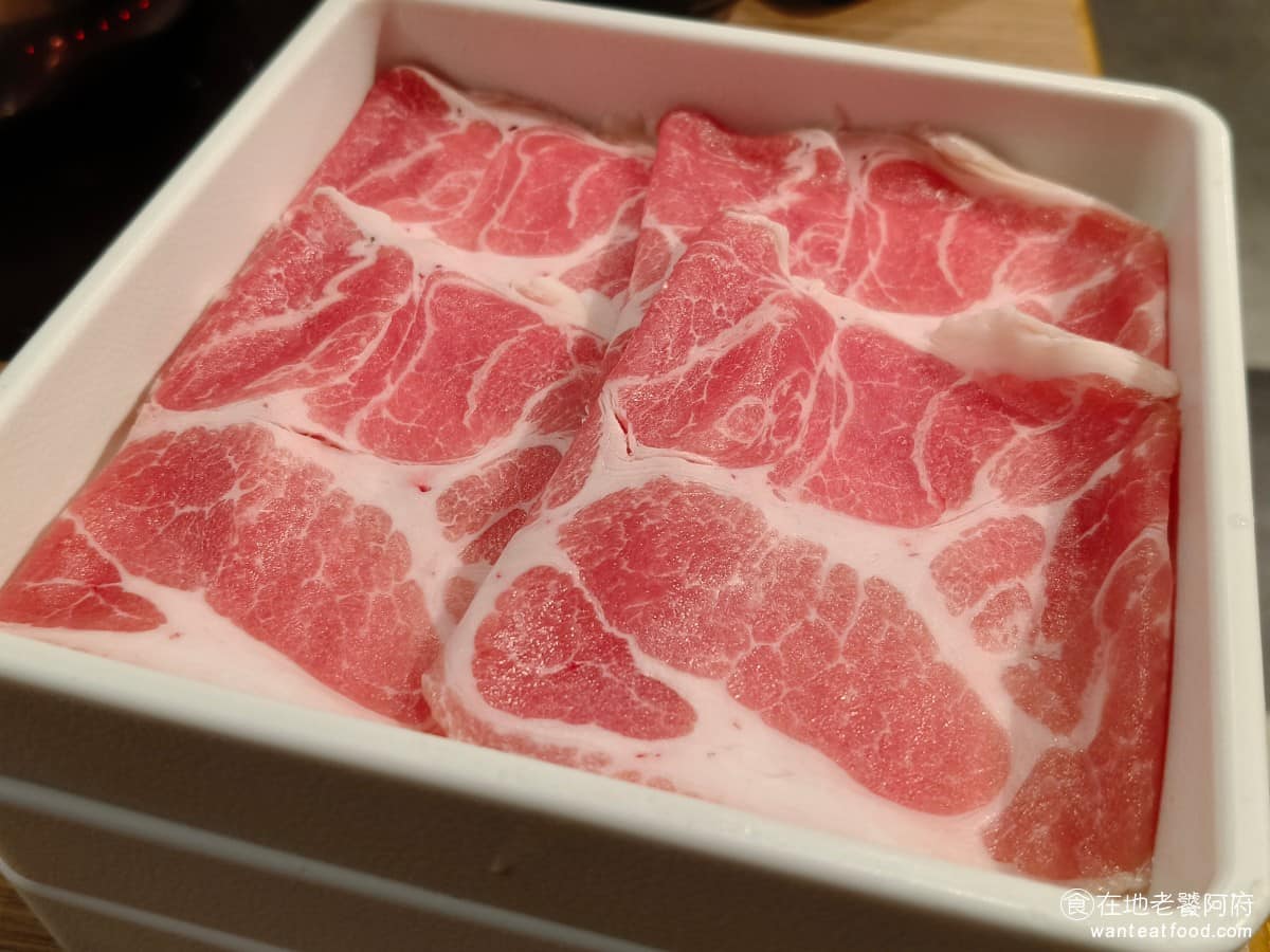 涮乃葉汐止遠雄店 涮乃葉汐止遠雄店菜單 涮乃葉汐止遠雄店推薦 汐止區美食 汐止美食 國產梅花豬肉 肉質偏軟嫩,帶點油脂但不會太肥,涮過後口感細緻,是店內豬肉盤裡接受度較高的一款。 @在地老饕阿府