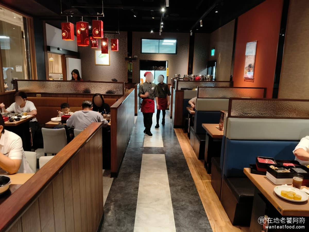 涮乃葉汐止遠雄店 涮乃葉汐止遠雄店菜單 涮乃葉汐止遠雄店推薦 汐止區美食 汐止美食 座位數量算多,部分區域規劃了小隔間,用餐時比較有隱私感,也有適合六到十人併桌的長桌區,帶孩童的家庭也有兒童用餐椅可以使用,桌上還會放呼叫服務的小道具。 @在地老饕阿府