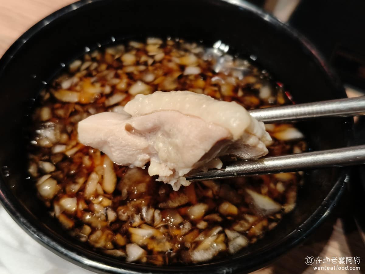 涮乃葉汐止遠雄店 涮乃葉汐止遠雄店菜單 涮乃葉汐止遠雄店推薦 汐止區美食 汐止美食 這裡的雞肉,肉質非常軟嫩,吃起來也很新鮮,蠻推薦點的,而且我發現《涮乃葉 汐止遠雄店》醬料的味道,也都調配得很不錯。照燒醬、胡麻醬都很夠味。 @在地老饕阿府