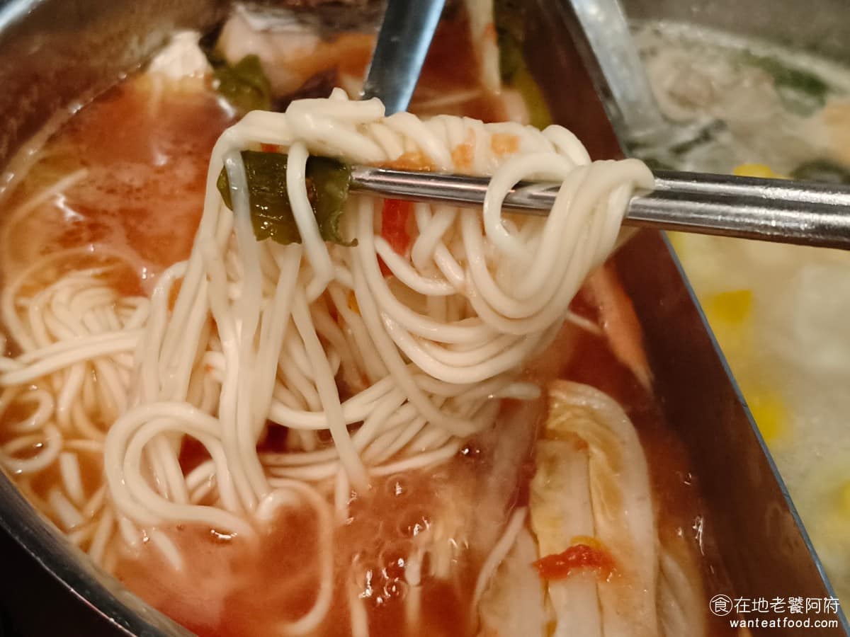 涮乃葉汐止遠雄店 涮乃葉汐止遠雄店菜單 涮乃葉汐止遠雄店推薦 汐止區美食 汐止美食 這裡的麵種類有好多種,每一種都想吃,關廟拉麵吃起來口感Q彈,但告訴自己,麵不能吃太多,不然就虧了。 @在地老饕阿府