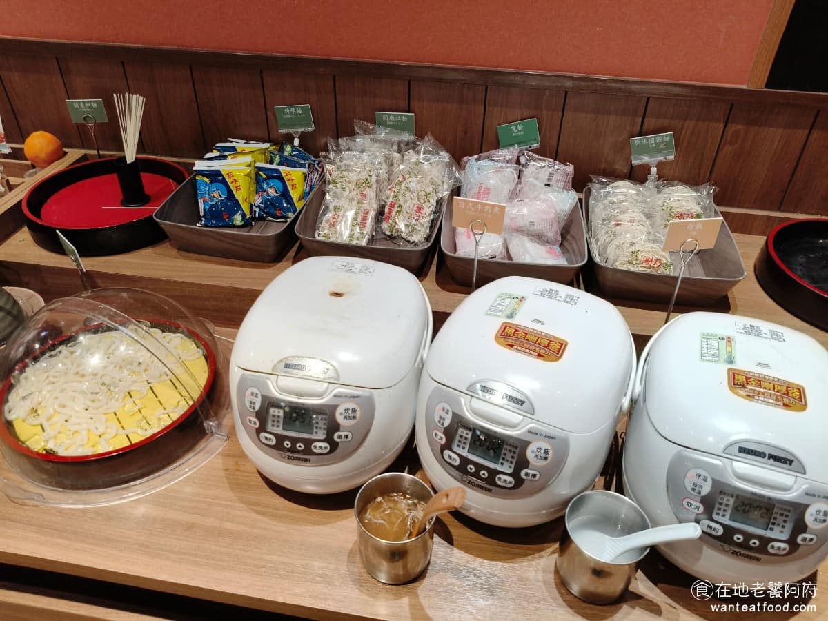 涮乃葉汐止遠雄店 涮乃葉汐止遠雄店菜單 涮乃葉汐止遠雄店推薦 汐止區美食 汐止美食 主食區 有提供科學麵、關廟麵拉麵、寬粉、原味圈圈麵、烏龍麵,旁邊還有提供烏龍麵的醬油沾醬。 @在地老饕阿府
