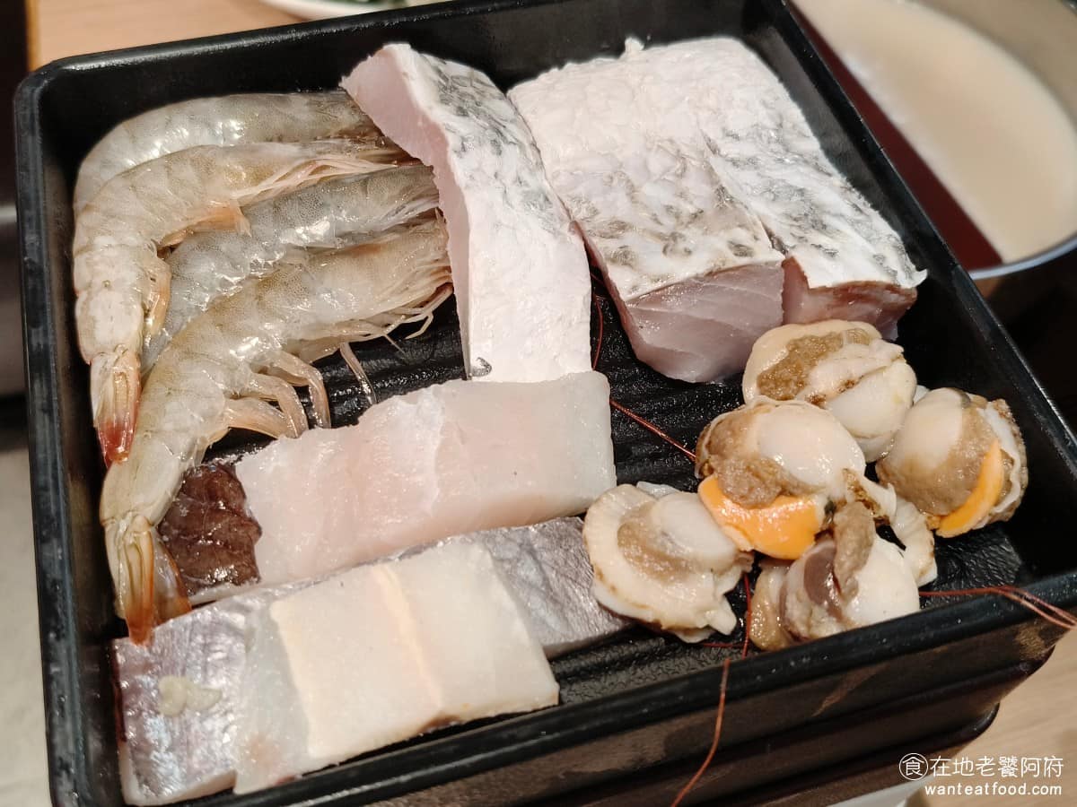 涮乃葉汐止遠雄店 涮乃葉汐止遠雄店菜單 涮乃葉汐止遠雄店推薦 汐止區美食 汐止美食 餐點的方案能適合每個人,有不要海鮮的版本,也有不要吃牛的版本,最便宜的版本只有豬肉和雞肉可以吃,但因為自助吧很豐盛,最便宜的版本就很夠吃了。 @在地老饕阿府