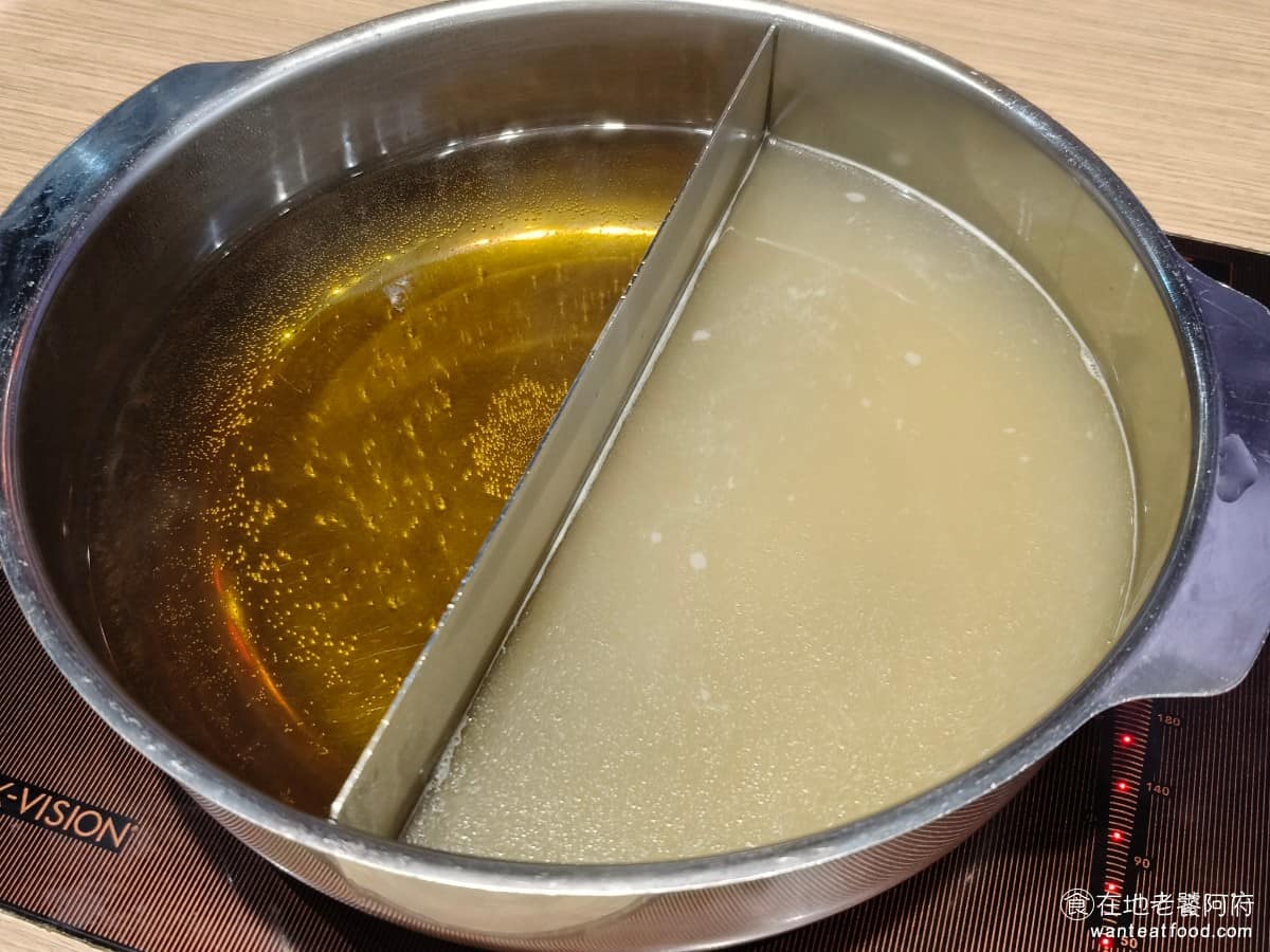 涮乃葉汐止遠雄店 涮乃葉汐止遠雄店菜單 涮乃葉汐止遠雄店推薦 汐止區美食 汐止美食 火鍋採鴛鴦鍋形式,基礎鍋底是北海道昆布高湯,另一鍋可以從壽喜燒、番茄、豚骨、韓式辣味、酒釀鹽焗、枸杞雞湯等口味中任選,部分特殊湯底如松露風味需要加價。 @在地老饕阿府