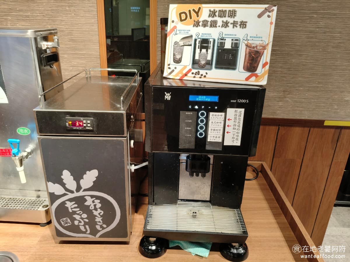 涮乃葉汐止遠雄店 涮乃葉汐止遠雄店菜單 涮乃葉汐止遠雄店推薦 汐止區美食 汐止美食 咖啡機有提供四種口味:濃縮咖啡、美式咖啡、拿鐵咖啡、卡布奇諾。只不過這裡的咖啡,蠻難喝的。 @在地老饕阿府