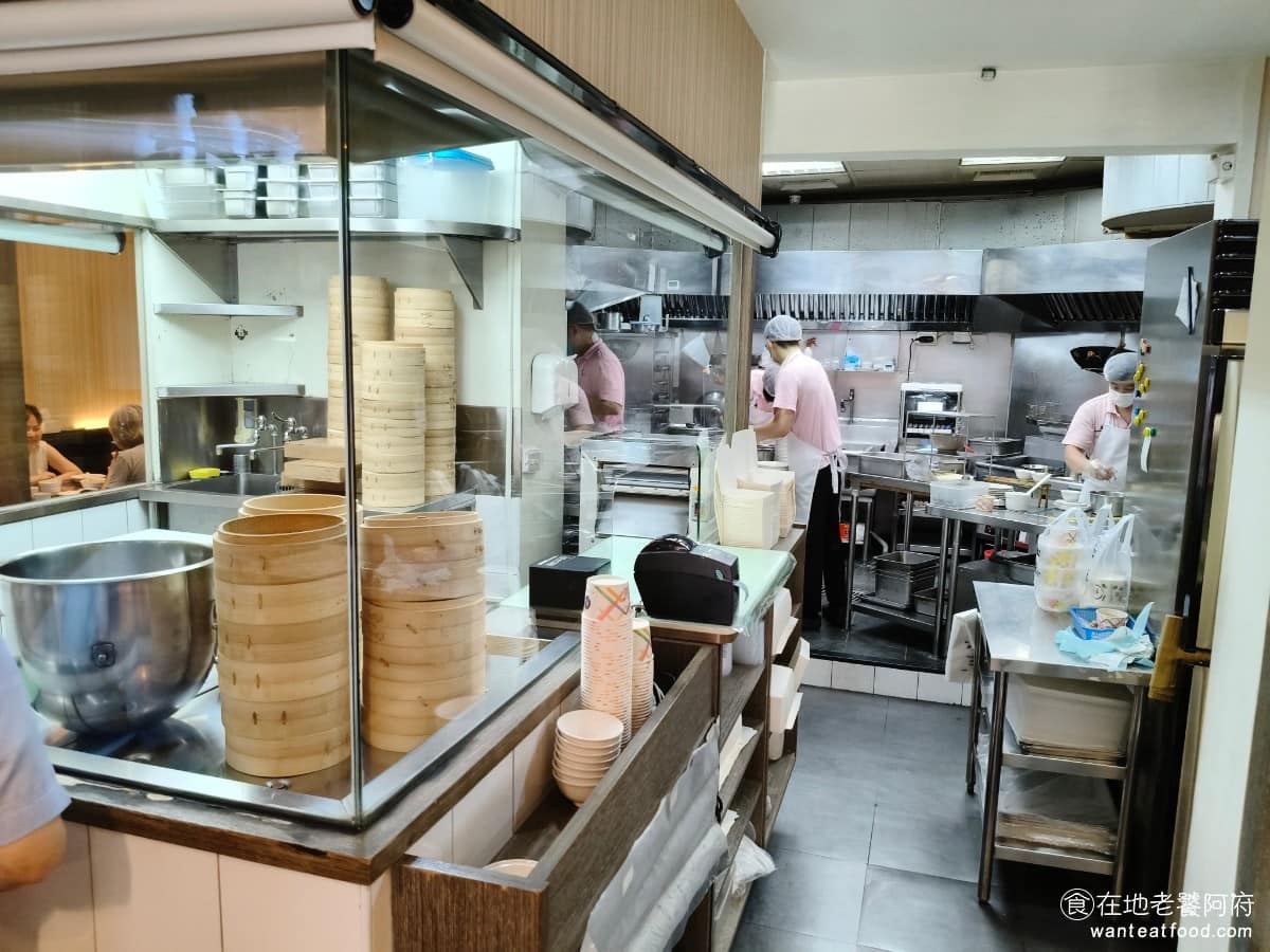 五草車中華麵食館 五草車中華麵食館菜單 五草車中華麵食館推薦 永和區美食 永和美食 永安市場美食 開放式廚房的設計,客人可以親眼看到點心,從包製到出爐的過程,這種透明化作業方式,跟鼎泰豐的做法相近,也是「平價版鼎泰豐」稱號的由來。 @在地老饕阿府