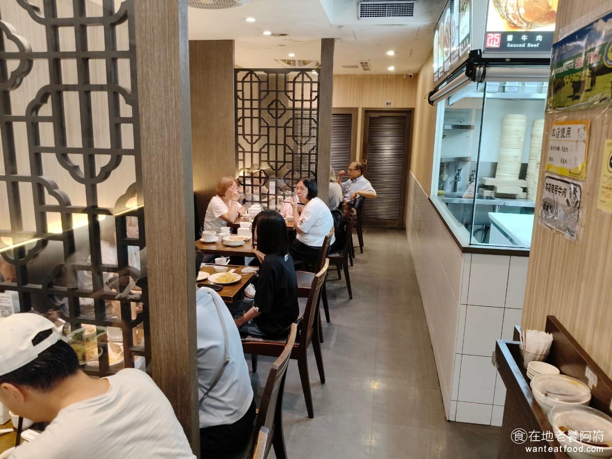 五草車中華麵食館 五草車中華麵食館菜單 五草車中華麵食館推薦 永和區美食 永和美食 永安市場美食 座位安排以 2 到 4 人桌為主,部分區域桌椅間距比較緊密,用餐尖峰時,可能會覺得稍微擁擠。店內往內走,還有一些座位區,搭配屏風做區隔,想要相對安靜一點的用餐空間,可以選擇這個區域。 @在地老饕阿府