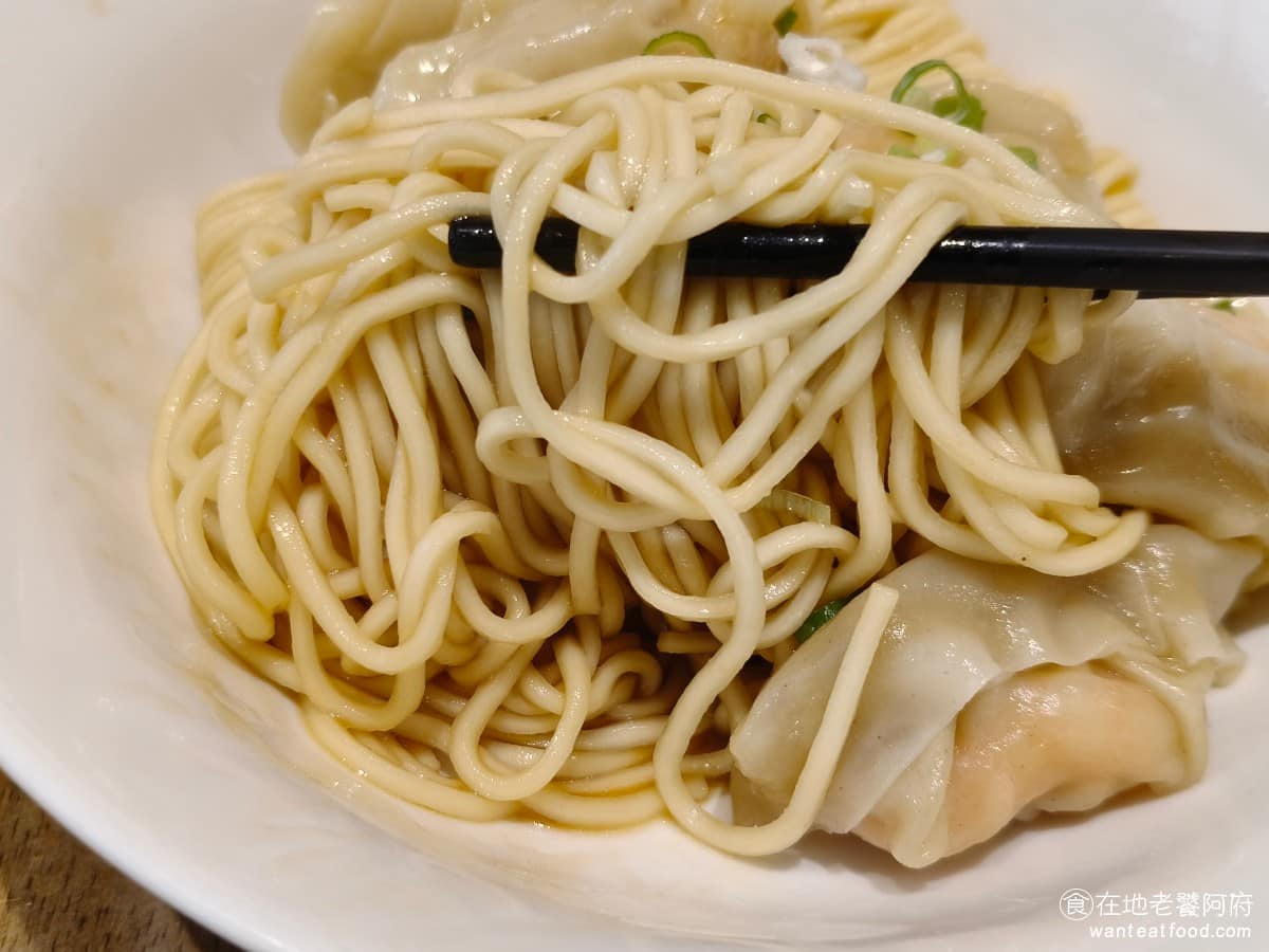 五草車中華麵食館 五草車中華麵食館菜單 五草車中華麵食館推薦 永和區美食 永和美食 永安市場美食 麵條是最大的缺點,麵底下的醬汁非常少,而且麵條份量很多又很粗,所以醬汁拌不太起來,麵很快吸乾醬汁之後,變得超級乾,根本沒辦法吃,很多人說這一道是招牌,但個人覺得是這次表現最不好的餐點。 @在地老饕阿府