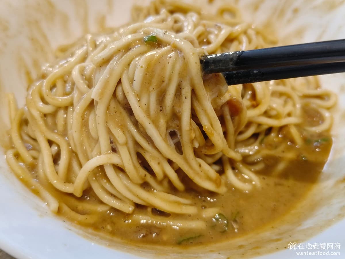 五草車中華麵食館 五草車中華麵食館菜單 五草車中華麵食館推薦 永和區美食 永和美食 永安市場美食 麵條的口感有嚼勁,不會太硬,整體表現都不錯,醬汁最特別的地方,是加了醋,所以吃起來很開胃。雖然說不是不好吃,但麻醬麵有花椒,又有醋的味道,是會覺得有點奇怪。 @在地老饕阿府