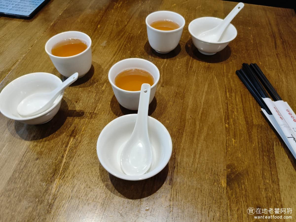 五草車中華麵食館 五草車中華麵食館菜單 五草車中華麵食館推薦 永和區美食 永和美食 永安市場美食 桌上會提供熱茶,服務生也會很勤勞地幫你加茶,服務都做得很好。 @在地老饕阿府