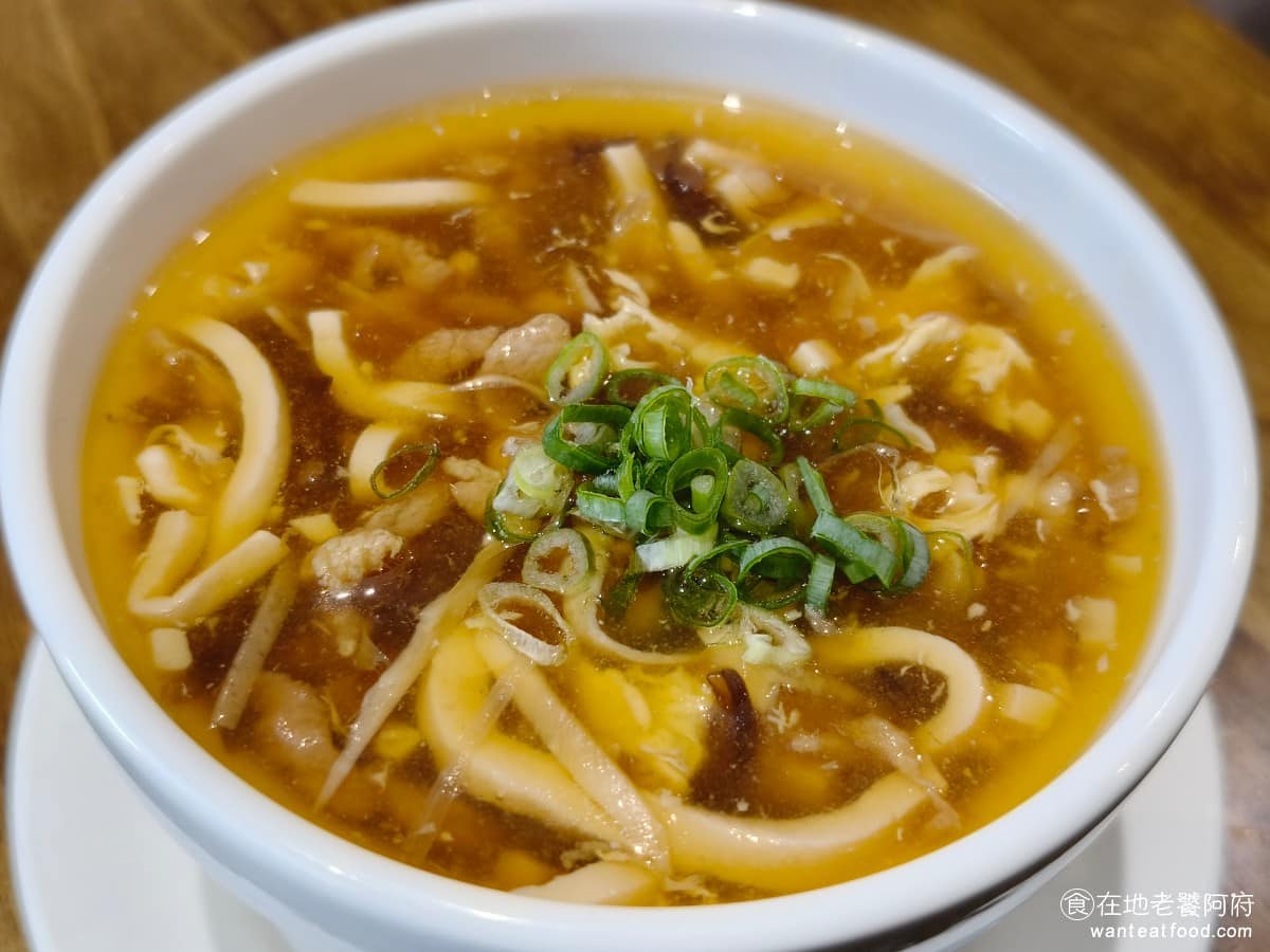 五草車中華麵食館 五草車中華麵食館菜單 五草車中華麵食館推薦 永和區美食 永和美食 永安市場美食 酸辣湯 一碗 80 元,和鼎泰豐相比是便宜許多,裡面的配料很豐富,有豆腐、蛋花、黑木耳和肉絲。 @在地老饕阿府