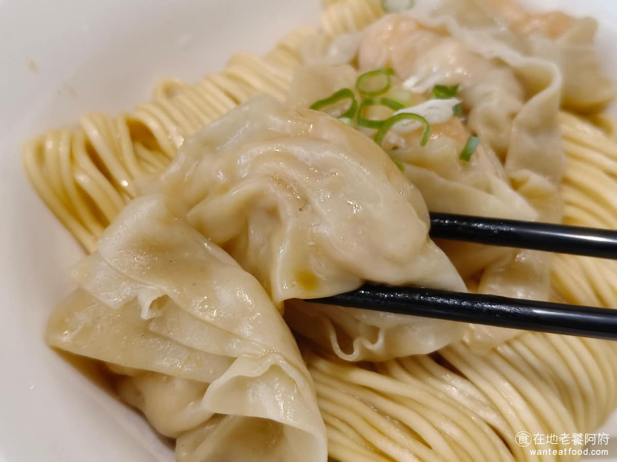 五草車中華麵食館 五草車中華麵食館菜單 五草車中華麵食館推薦 永和區美食 永和美食 永安市場美食 抄手裡面的蝦仁口感很脆,調味也很足夠,只不過整體吃起來很乾,或許因為品名是「乾拌」....個人還是覺得濕一點會比較好。 @在地老饕阿府