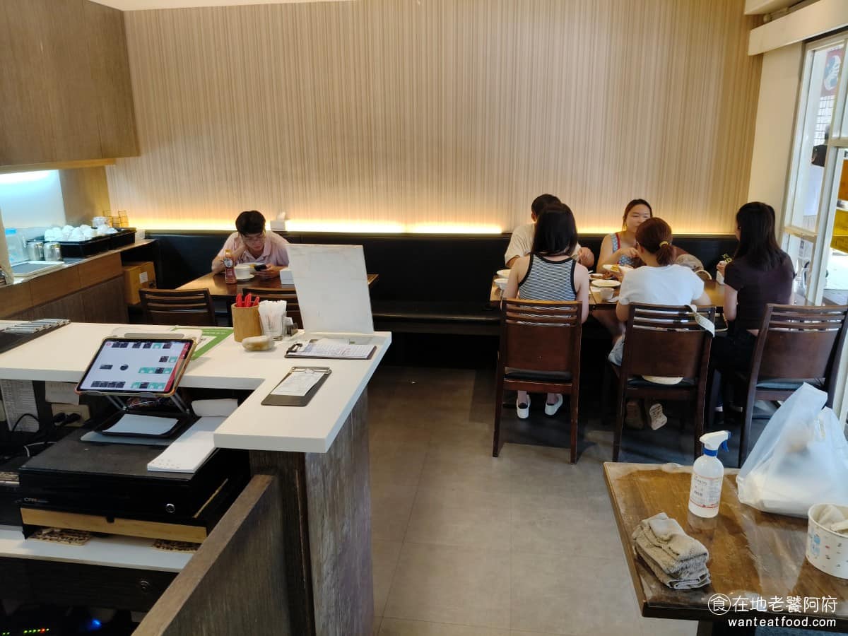 五草車中華麵食館 五草車中華麵食館菜單 五草車中華麵食館推薦 永和區美食 永和美食 永安市場美食 整體空間不算特別寬敞,但採光明亮,給人的印象是乾淨整潔,冷氣也開得很涼爽。 @在地老饕阿府